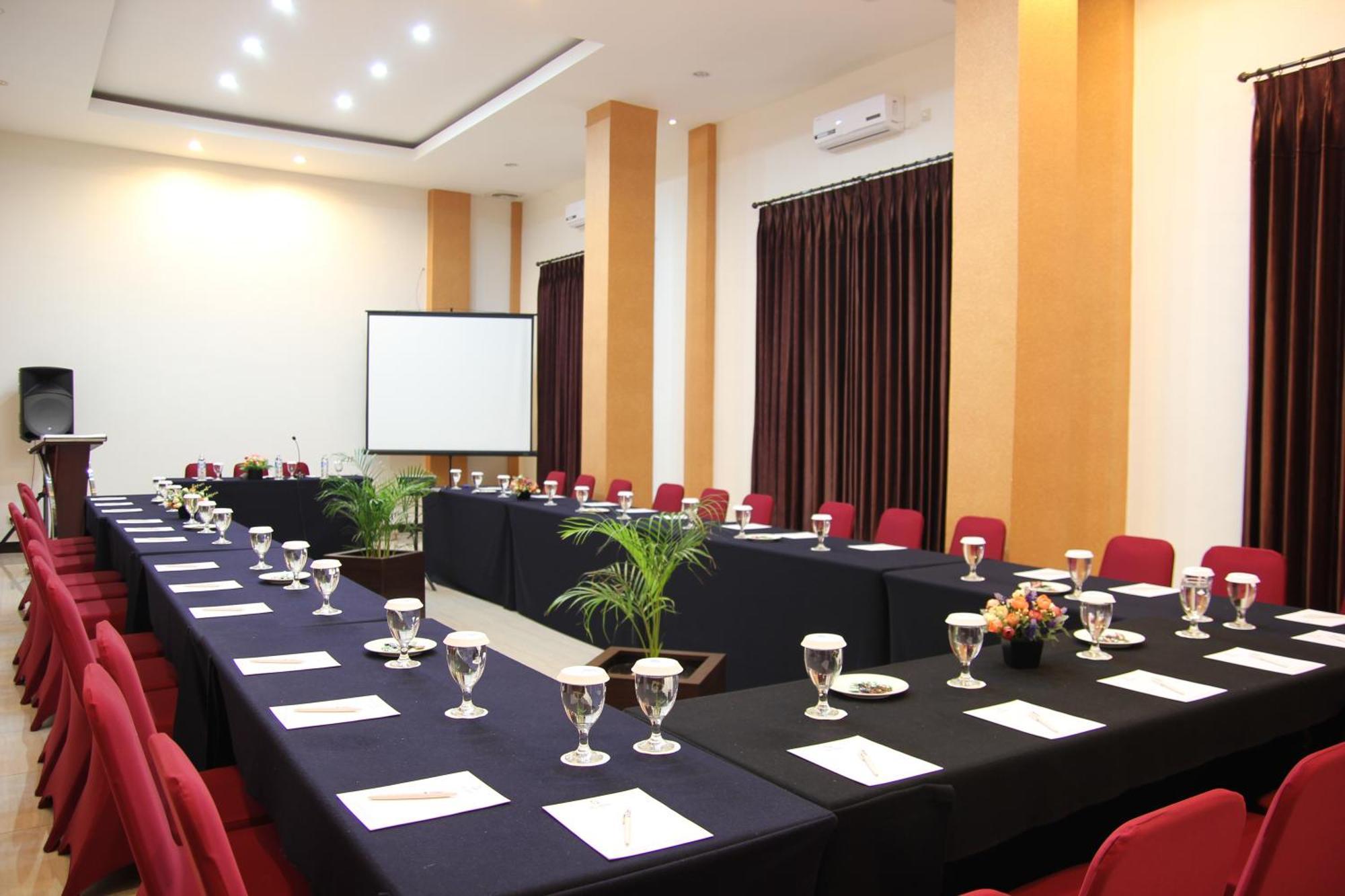 Hotel Roditha Banjarbaru Banjarmasin  Buitenkant foto